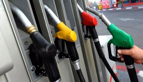Од утре значително поевтини цени на горивата во Македонија