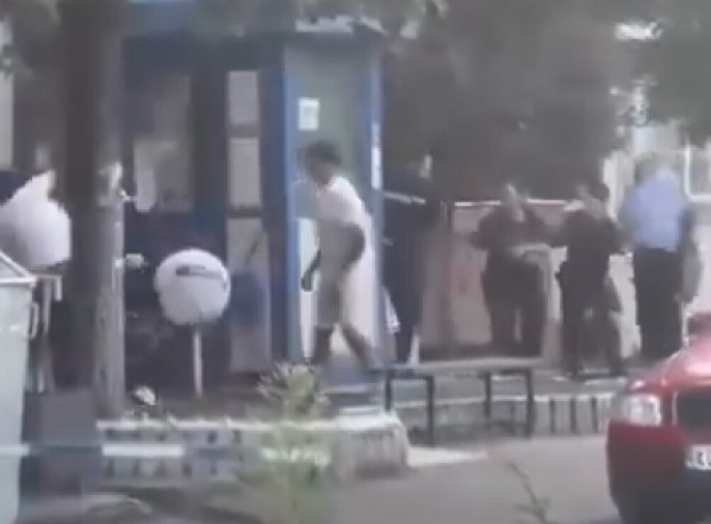 (ВИДЕО) Приведени четворица мажи по масовна тепачка пред полициската станица во Кочани