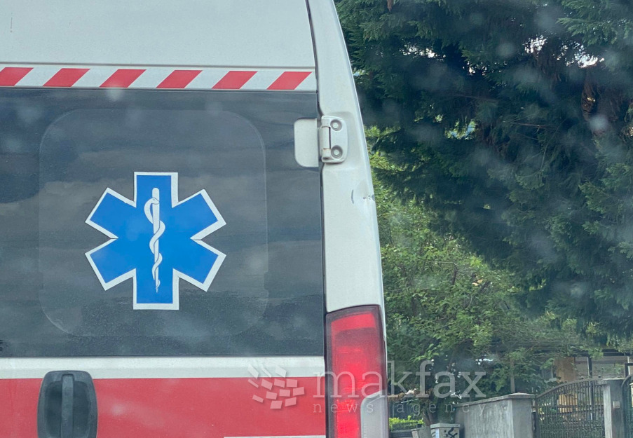 Сообраќајка на булеварот „Србија“: „тојота“ излета од патот и удри во канделабра, повредени две лица
