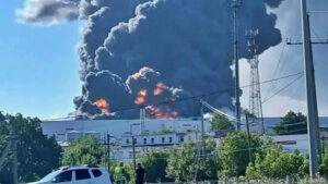 (ВИДЕО) Најмалку шестмина загинаа во украински напади во магацин на „рускиот Амазон“
