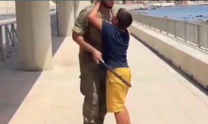 ВИДЕО: Момче од Мароко низ солзи го молеше шпанскиот војник да не го враќа назад