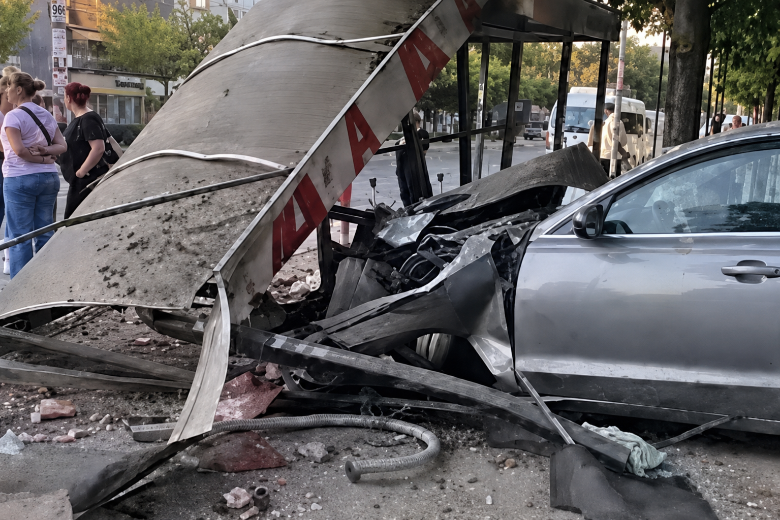 (ВИДЕО) Со автомобил уништи цела автобуска постројка на Бит Пазар