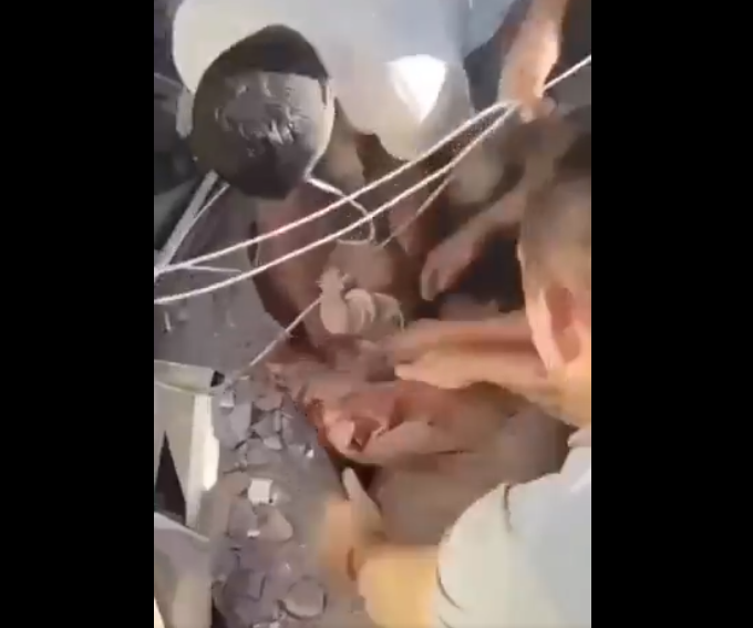 (ВИДЕО) Колумбиските спасувачи извадија бебе од урнатините на зграда