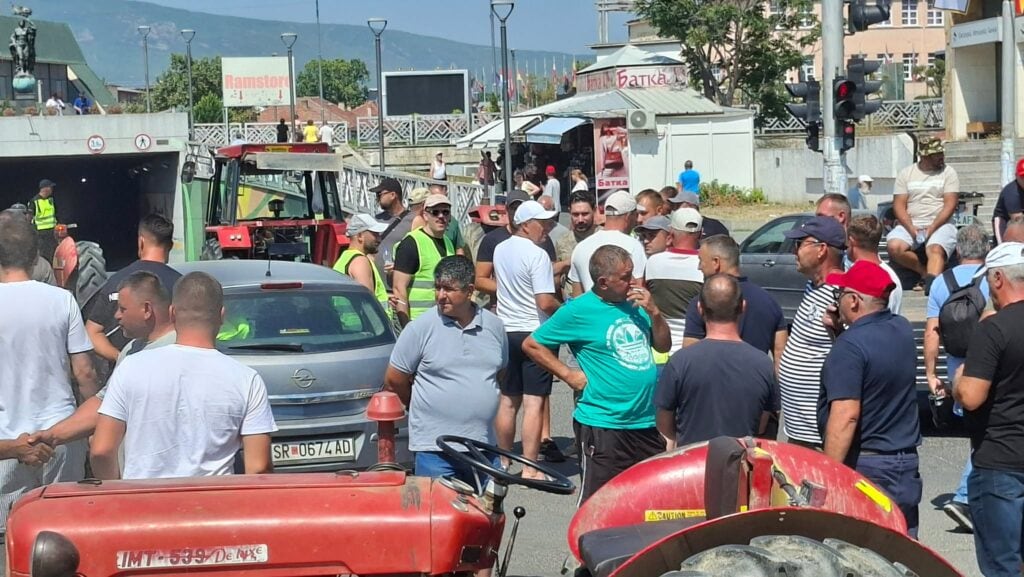 Со трактори во центарот на Струмица: Земјоделците бараат повисока откупна цена за куртовската капија