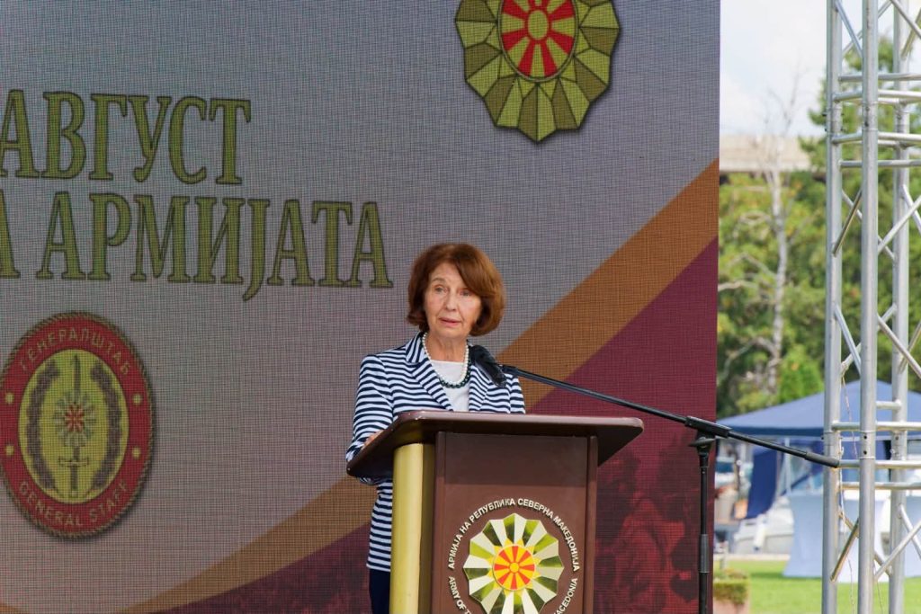 Современата одбрана мора да ги предвидува заканите, а не само да реагира на нив – порача Сиљановска-Давкова на Денот на Армијата