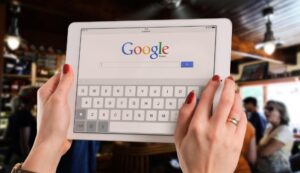 Што велат експертите? Зошто сè повеќе луѓе „пребаруваат“ личност на Google пред да се запознаат: Причината не е само љубопитност