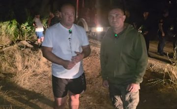 (ВИДЕО) СПРЕЧЕНА КАТАСТРОФА ВО ЗЕЛЕНИКОВО: Градоначалникот возел противпожарно возило за да ги спаси куќите од пожарот