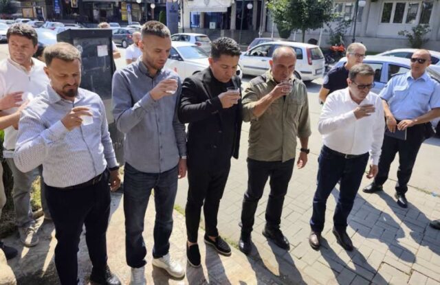 Петровска: Од големи планови за иднината, стигнавме до групна фотографија со чаши вода