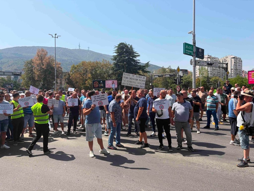 (ВИДЕО) Транспортерите на протест: Ако не се најде решение за престојот во Шенген-зоната, ќе ги блокираме граничните премини
