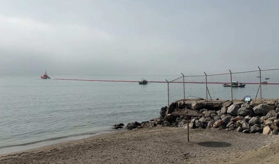 (ВИДЕО) Шпанската полиција постави 500 метри долга лебдечка бариера во енклавата Сеута