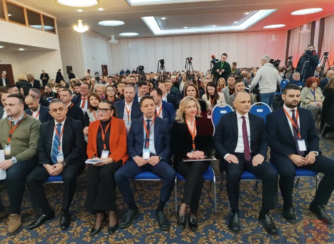 ПРОЕКТОТ ЛАГИ НА СДС ВО КРИЗА: Талогот веќе не знае што повеќе да излаже, хистеријата им е на завидно ниво, вели Манасиевски