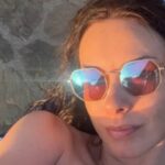(Фото) Овој детаљ секогаш го носи на себе: Слобода Миќаловиќ во модерен костим за капење на едно рамо, изгледа подобро од пред 20 години
