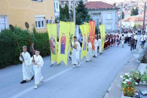 Крушево во чест на свети Климент: Моштите на патронот во свечена литија