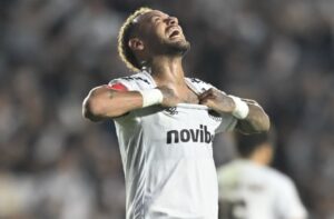 Нејмар e првиот играч казнет според новото фудбалско правило