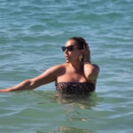 (Фото) Лила Филиповска ужива во Бодрум — згодната водителка го покажа своето тело во впечатливи летни изданија