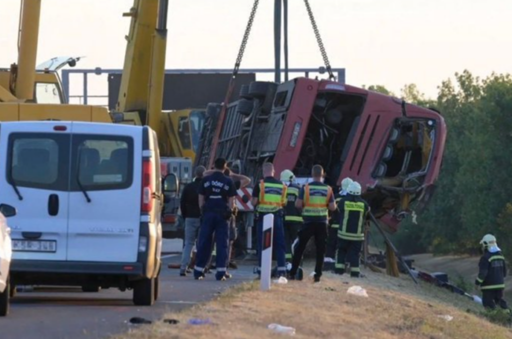 Трагедија во Унгарија: Полски автобус излета од автопат, најмалку 12 загинати