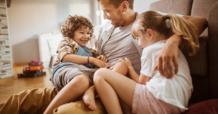 Дали сте одличен родител? Овие 6 однесувања кај детето покажуваат дека се чувствува сигурно со вас