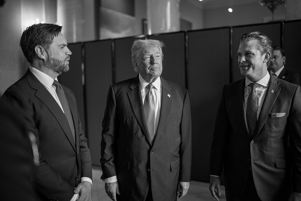 ТРАМП ЗБЕСНА, НЕГИРА ДЕКА САД СЕ СООЧЕНИ СО НЕДОСТИГ ОД МУНИЦИЈА: „Оние кои издаваат вакви информации ќе одат во затвор“