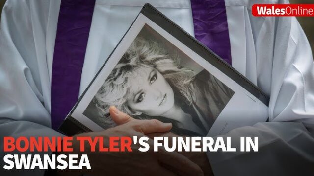 (Фото+видео) Илјадници луѓе се збогуваат со непрежалената Бони Тајлер, улиците се буквално преполни