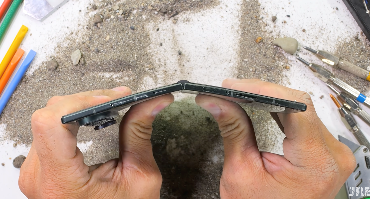 Galaxy Z Fold8 Ultra го издржа првото свиткување, ни второто беше кобно