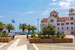 Македонците масовно летуваат во ова место во Грција – малкумина знаат дека во храмовите има богослужби на ист јазик како кај нас