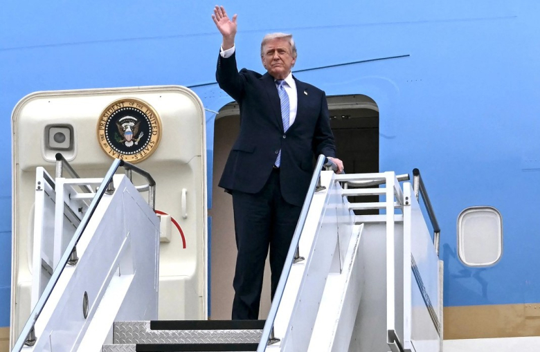 Го извлекле Трамп од „Ер форс 1“ во камионче за храна?