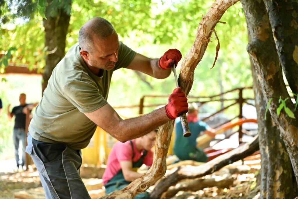 Паднатите дрвја од невремето се претвораат во нов парк, Скопје ги обновува зелените површини по штетите