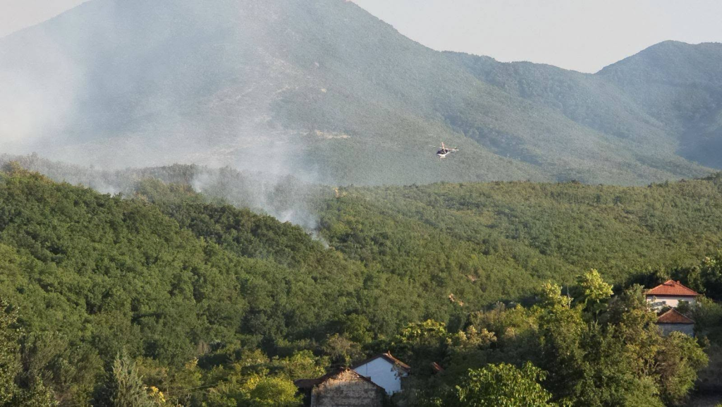 Пожарот во Кавадаречко е намален, но и натаму активен