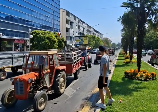Земјоделците со трактори ја блокираа Струмица: „Изгоревме на нива на овие температури, а тие сакаат џабе да ја земат пиперката“