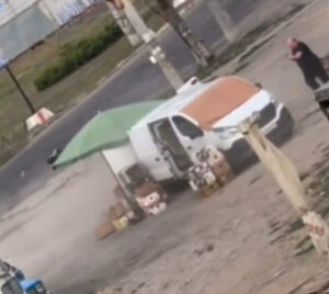 ВИДЕО: Руски дрон нападна и бркаше продавач на пазар во Херсон