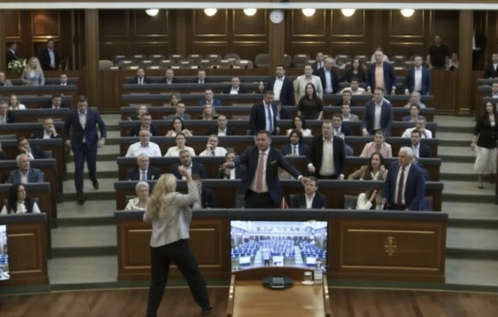Инцидент во косовскиот парламент: Пратеник фрла јајца кон Курти