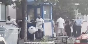 ВИДЕО:Тепачка пред полициската станица во Кочани, четворица приведени