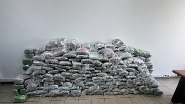 ГОЛЕМА МЕЃУНАРОДНА ПОЛИЦИСКА АКЦИЈА: Разбиена криминална група за трговија со дрога, запленети околу 300 килограми марихуана