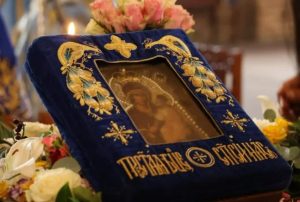 Над 20.000 верници се поклониле пред Хавајската мироточива икона во Софија