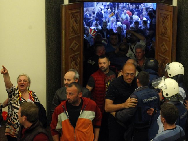 УСТАВНИОТ СУД НЕ МОЖЕ ДА ОПРЕДЕЛУВА КАКВА ОДЛУКА ТРЕБА ДА ДОНЕСЕ ГРАЃАНСКИОТ СУД ВО КОНКРЕТЕН ПРЕДМЕТ, ВЕЛАТ ОД СУДСКИОТ СОВЕТ И ЗДРУЖЕНИЕТО НА СУДИИ