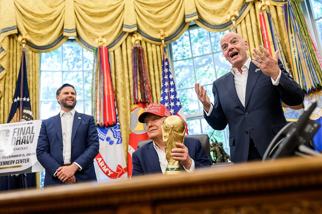 „ТОЈ Е ФАНТАСТИЧЕН, АКО ГО СМЕНИТЕ, ПРАВИТЕ УЖАСНА ГРЕШКА“, напиша Трамп во одбрана на првиот човек на ФИФА, Инфантино