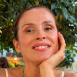 (Фото) Каролина Гочева без шминка на одмор — на 46 години воодушевува со младоликиот изглед