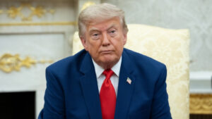 „Фајненшл тајмс“: Трамп e заглавен помеѓу војна и договор со Иран