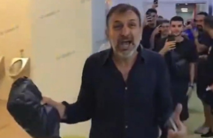 Претседател на фудбалски клуб, со вреќа пари влезе во соблекувална (ВИДЕО)