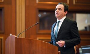 (ВИДЕО) Инцидент во косовското Собрание: Пратеничка фрлаше јајца кон Курти