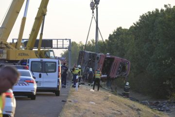 АВТОБУС ИЗЛЕТА ОД ПАТОT, 12 МРТВИ: Тешка несреќа во Унгарија