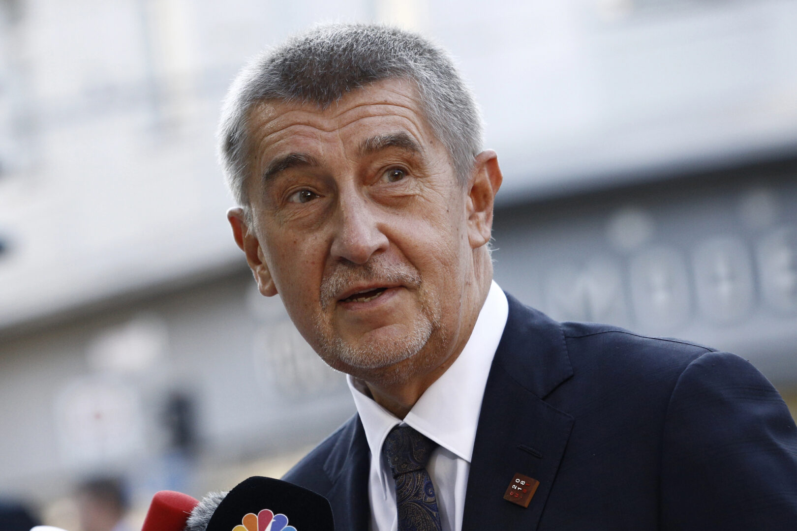 (Видео) Чешкиот премиер се извини дека берел цвеќиња во национален парк