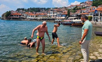 Томи Стефаноски успешно го совлада третиот пливачки предизвик на Охридското Езеро за поддршка на лицата со атипичен развој