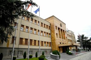 Огласи за пет вработувања во Собранието, платите до 63.000 денари