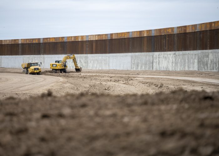 Трамп привремено ја запира изградбата на контроверзниот граничен ѕид во јужен Тексас