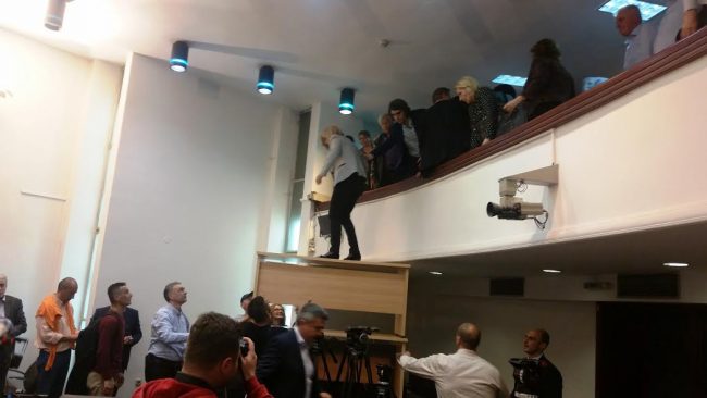 НА СУДИЈА ОД ГРАЃАНСКИОТ СУД МУ СЕ ЗАКАНУВА ЗАТВОР ДО 5 ГОДИНИ ПО ПРИЈАВА ОД УСТАВНИОТ СУД ЗАШТО НЕ СПРОВЕДЕ ОДЛУКА ВО КОРИСТ НА НОВИНАРКАТА НАТАША СТОЈАНОВСКА