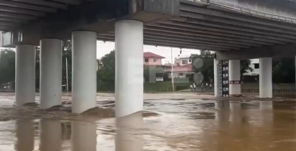 Најмалку 12 загинати во поплави и свлечишта на Филипините, осум лица се водат како исчезнати