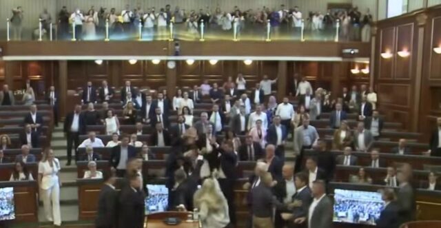 Инцидент во Собранието на Косово: Пратеничка фрлаше со јајца по Курти