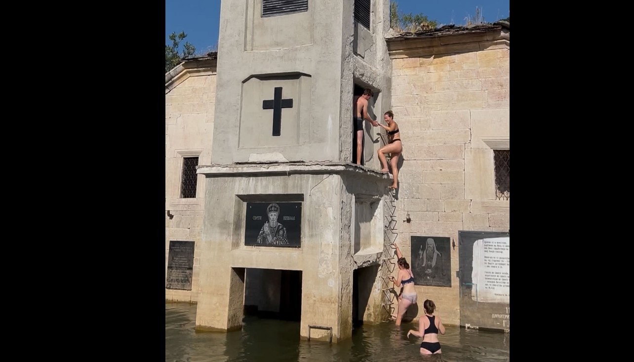 Туристи се качуваат по камбанаријата на црквата „Св. Никола“ во Маврово – граѓаните бараат итни реакции од надлежните (ВИДЕО)