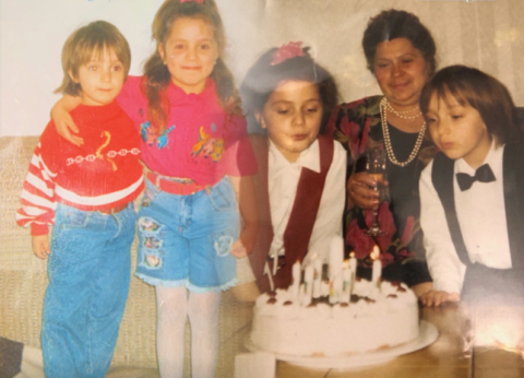 Сестрата му го честиташе роденденот на својот брат со фотографии од детството: Можете ли од нив да погодите за која позната македонска дама се работи?